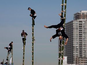 Atraksi Pemadam Kebakaran Jepang Menari di Atas Tangga Bambu