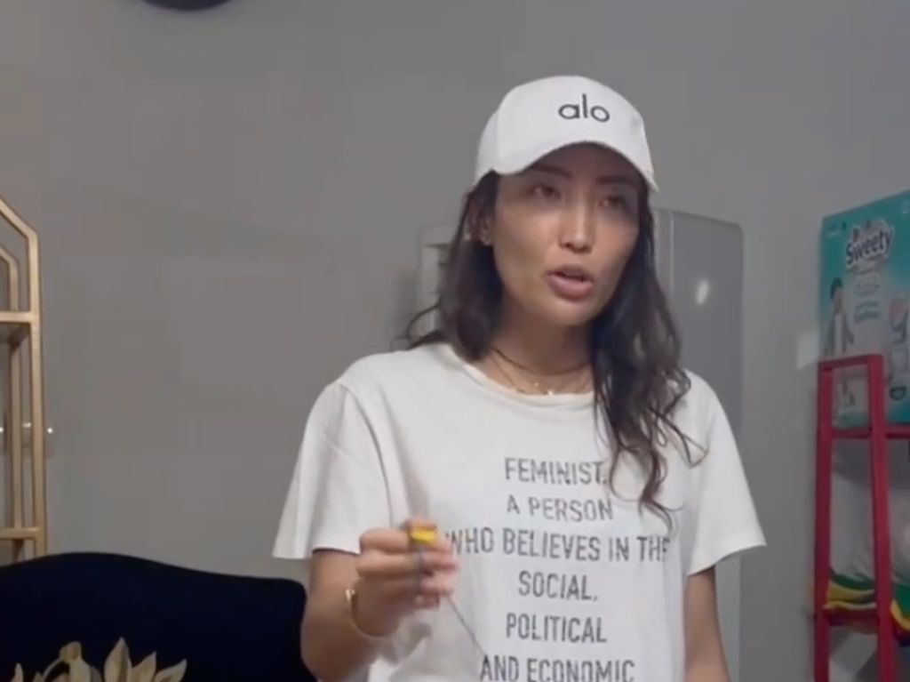 Ayu Dewi Pamer Keahlian Main Lato-lato, Paras Tanpa Makeup Malah Jadi Sorotan Ayu Dewi Pamer Keahlian Main Lato-lato, Paras Tanpa Makeup Malah Jadi Sorotan