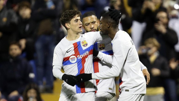 Barcelonas Ousmane Dembele, right, celebrates with teammate Gavi, left, and Memphis Depay, center, after scoring his sides second goal during a Spanish Copa del Rey round of 16 soccer match between Intercity and Barcelona at the Ricardo Perez stadium in Alicante, Spain, Wednesday Jan. 4, 2023. (AP Photo/Alberto Saiz)