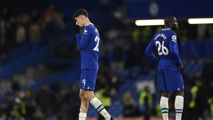Soccer Football - Premier League - Chelsea v Manchester City - Stamford Bridge, London, Britain - January 5, 2023 Chelseas Kai Havertz and Kalidou Koulibaly look dejected after the match REUTERS/Tony Obrien EDITORIAL USE ONLY. No use with unauthorized audio, video, data, fixture lists, club/league logos or live services. Online in-match use limited to 75 images, no video emulation. No use in betting, games or single club /league/player publications.  Please contact your account representative for further details.
