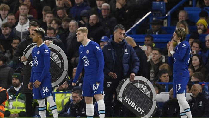 Soccer Football - Premier League - Chelsea v Manchester City - Stamford Bridge, London, Britain - January 5, 2023 Chelseas Conor Gallagher, Lewis Hall and Omari Hutchinson come on as substitutes REUTERS/Tony Obrien EDITORIAL USE ONLY. No use with unauthorized audio, video, data, fixture lists, club/league logos or live services. Online in-match use limited to 75 images, no video emulation. No use in betting, games or single club /league/player publications.  Please contact your account representative for further details.