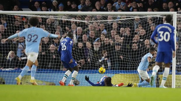 Manchester City's Riyad Mahrez, second from right, scores the opening goal during the English Premier League soccer match between Chelsea and Manchester City at Stamford Bridge stadium in London Thursday, Jan. 5, 2023. (AP Photo/Kirsty Wigglesworth)