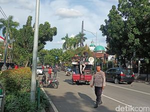 Massa Demo di Depan Gedung OJK Jakarta Pusat Membubarkan Diri Massa Demo di Depan Gedung OJK Jakarta Pusat Membubarkan Diri