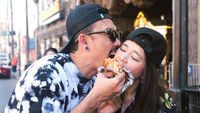 Momen Denny Sumargo Kulineran, Makan Bakso hingga Burger Bareng Istri