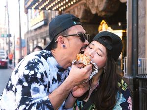 Momen Denny Sumargo Kulineran, Makan Bakso hingga Burger Bareng Istri Momen Denny Sumargo Kulineran, Makan Bakso hingga Burger Bareng Istri