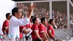 Ekspresi Jokowi Sapa Suporter Timnas Indonesia
