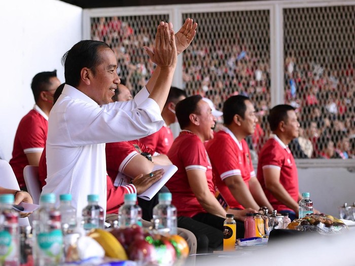 Presiden Joko Widodo (Jokowi) menonton langsung laga semifinal Piala AFF antara Timnas Indonesia vs Vietnam di Stadion Utama Gelora Bung Karno, Senayan, Jakarta, Jumat (6/1/2023).