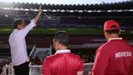 Ekspresi Jokowi Sapa Suporter Timnas Indonesia