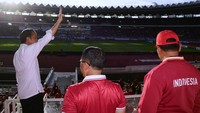 Jokowi melambaikan tangan ke arah para suporter Timnas Indonesia. Lukas/Biro Setpres  