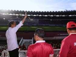 Jokowi melambaikan tangan ke arah para suporter Timnas Indonesia. Lukas/Biro Setpres  