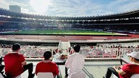 Jokowi yang didampingi Kapolri Jenderal Listyo Sigit Prabowo hingga Menpora Zainudin Amali rela berpanas-panasan untuk mendukung Timnas Indonesia. Lukas/Biro Setpres