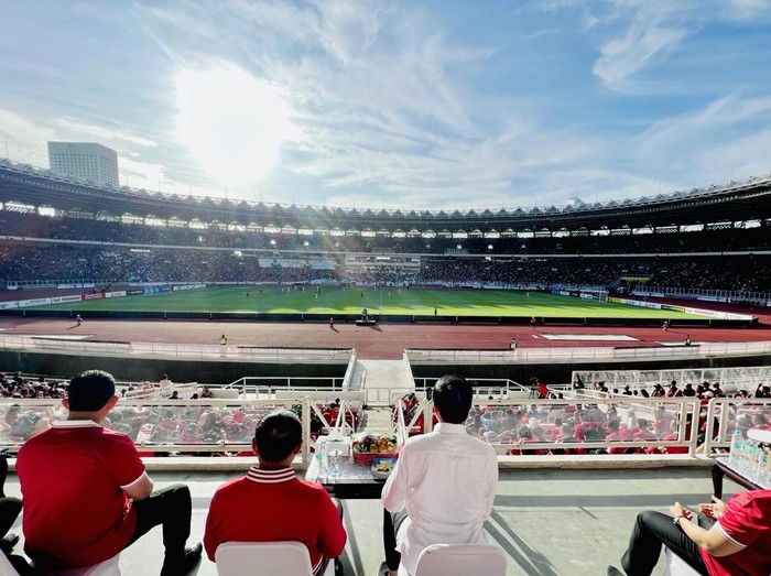 Presiden Joko Widodo (Jokowi) menonton langsung laga semifinal Piala AFF antara Timnas Indonesia vs Vietnam di Stadion Utama Gelora Bung Karno, Senayan, Jakarta, Jumat (6/1/2023).