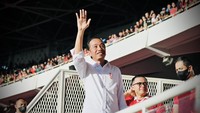 Ekspresi Jokowi Sapa Suporter Timnas Indonesia