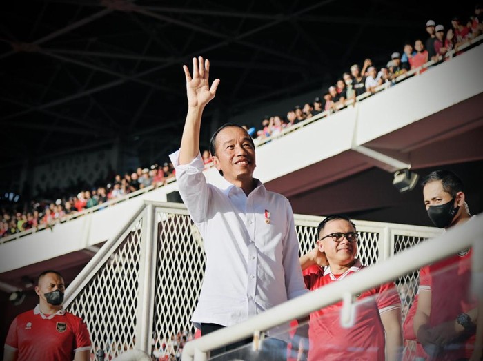 Presiden Joko Widodo (Jokowi) menonton langsung laga semifinal Piala AFF antara Timnas Indonesia vs Vietnam di Stadion Utama Gelora Bung Karno, Senayan, Jakarta, Jumat (6/1/2023).
