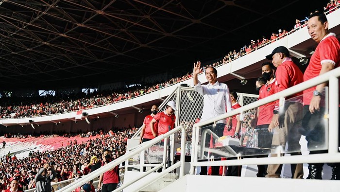 Presiden Joko Widodo (Jokowi) menonton langsung laga semifinal Piala AFF antara Timnas Indonesia vs Vietnam di Stadion Utama Gelora Bung Karno, Senayan, Jakarta, Jumat (6/1/2023).