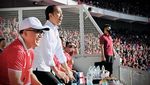Ekspresi Jokowi Sapa Suporter Timnas Indonesia