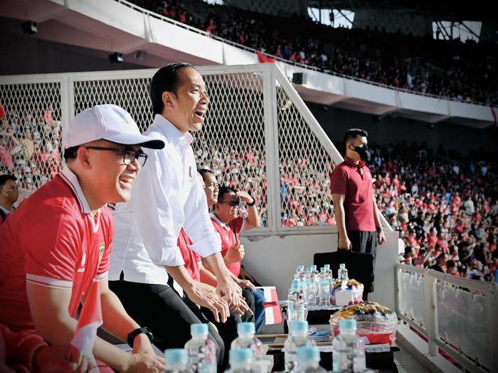 Presiden Joko Widodo (Jokowi) menonton langsung laga semifinal Piala AFF antara Timnas Indonesia vs Vietnam di Stadion Utama Gelora Bung Karno, Senayan, Jakarta, Jumat (6/1/2023).