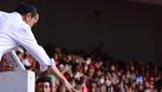 Ekspresi Jokowi Sapa Suporter Timnas Indonesia