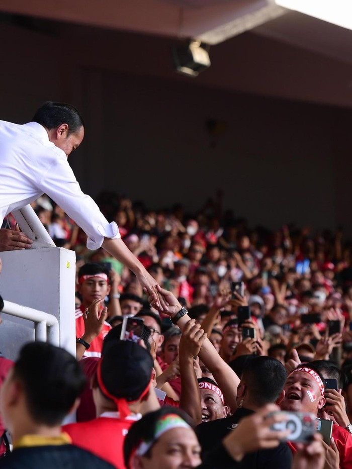 Ekspresi Jokowi Sapa Suporter Timnas Indonesia Presiden Joko Widodo (Jokowi) menonton langsung laga semifinal Piala AFF antara Timnas Indonesia vs Vietnam di Stadion Utama Gelora Bung Karno, Senayan, Jakarta, Jumat (6/1/2023).