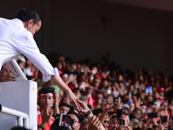 Jokowi juga sempat menyalami sejumlah suporetr Timnas. Lukas/Biro Setpres