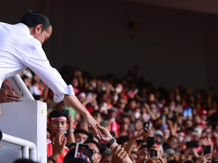 Presiden Joko Widodo (Jokowi) menonton langsung laga semifinal Piala AFF antara Timnas Indonesia vs Vietnam di Stadion Utama Gelora Bung Karno, Senayan, Jakarta, Jumat (6/1/2023).