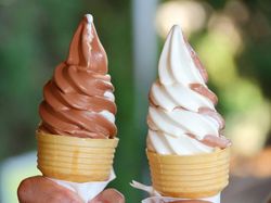 5 Sekte Makan Es Krim Nyeleneh, Digeprek hingga Campur Ramen