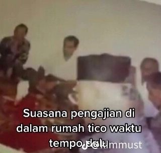 Foto-foto Diduga Masa Kecil Tico Bersama Ibu Eny dan Sang Ayah Foto Diduga Memori Masa Kecil Tiko dengan Ibu Eny & Sang Ayah Tercinta