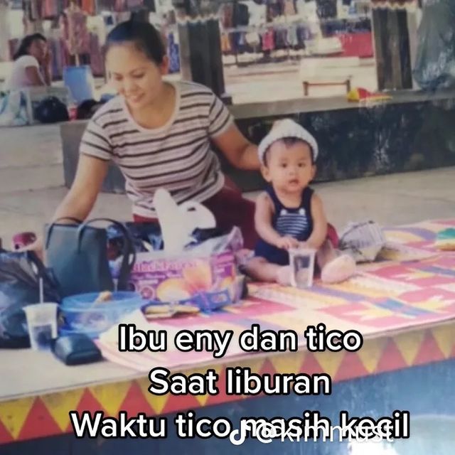 Foto Diduga Memori Masa Kecil Tiko dengan Ibu Eny & Sang Ayah Tercinta