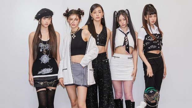 Gaya Black and White ala NewJeans/Foto: Instagram @newjeans_official Gaya dari Girl Group NewJeans yang Cocok Jadi OOTD