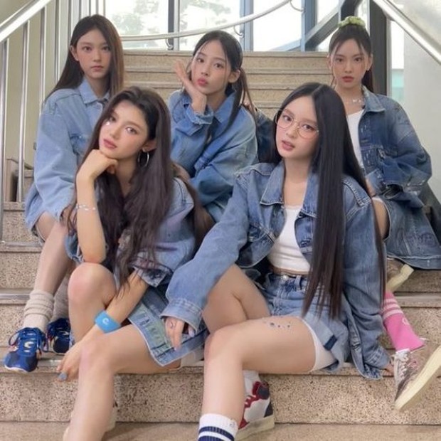 Gaya NewJeans Memakai Jeans/Foto: soompi.com Gaya dari Girl Group NewJeans yang Cocok Jadi OOTD