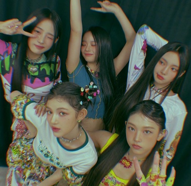 Gaya Y2K Ala NewJeans/Foto: Instagram @newjeans_official Gaya dari Girl Group NewJeans yang Cocok Jadi OOTD