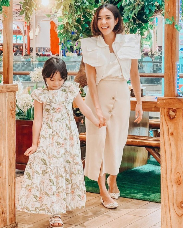 Gisella Anastasia Tampil Memukau dengan Blouse Berkerah Unik dengan Warna Putih. Foto Instagram: gisel_la Gisella Anastasia Tampil Memukau dengan Blouse Berkerah Unik dengan Warna Putih. Foto Instagram: gisel_la