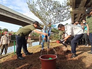 Atasi Kualitas Udara Tak Sehat di Jakarta, Heru Genjot Bangun RTH-Tanam Pohon Atasi Kualitas Udara Tak Sehat di Jakarta, Heru Genjot Bangun RTH-Tanam Pohon