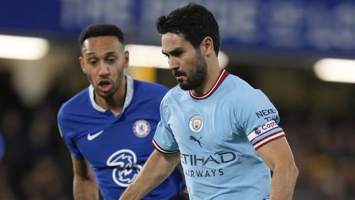 Manchester Citys Ilkay Gundogan, right, and Chelseas Pierre-Emerick Aubameyang challenge for the ball during the English Premier League soccer match between Chelsea and Manchester City at Stamford Bridge stadium in London Thursday, Jan. 5, 2023. (AP Photo/Kirsty Wigglesworth)