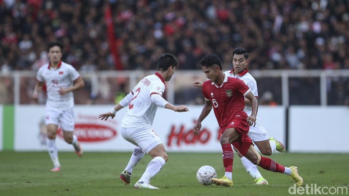 Indonesia Vs Vietnam Berakhir Tanpa Gol Leg pertama semifinal Piala AFF 2022 antara Indonesia vs Vietnam sudah berakhir. Pertandingan tuntas tanpa pemenang, dengan skor akhirnya 0-0.
Bertanding di Stadion Utama Gelora Bung Karno, Senayan, Jakarta, Jumat (6/1/2023), Indonesia vs Vietnam berjalan ketat dan alot. Peluang banyak tercipta di babak pertama, dan babak kedua berjalan keras.