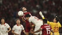 Kemudian di babak kedua, Indonesia vs Vietnam berjalan keras, dan lagi-lagi tak menghasilkan gol. Skor 0-0 bertahan sampai laga bubar. 