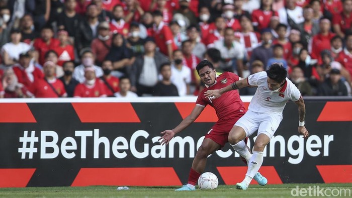 Leg pertama semifinal Piala AFF 2022 antara Indonesia vs Vietnam sudah berakhir. Pertandingan tuntas tanpa pemenang, dengan skor akhirnya 0-0.
Bertanding di Stadion Utama Gelora Bung Karno, Senayan, Jakarta, Jumat (6/1/2023), Indonesia vs Vietnam berjalan ketat dan alot. Peluang banyak tercipta di babak pertama, dan babak kedua berjalan keras.