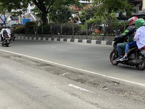 Banyak Lubang Bekas Separator di Jl Margonda, Walkot Depok Janji Perbaiki