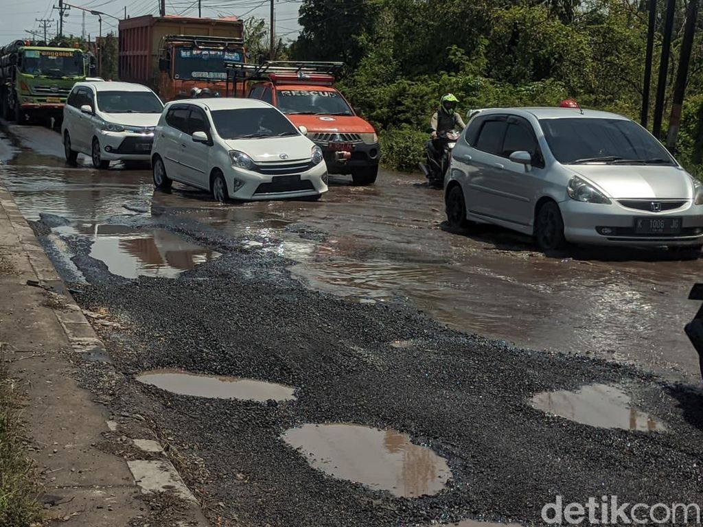 Waspada Lur! Banyak Lubang di Jalan Pantura Demak-Semarang KM 16