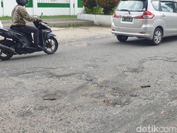 Lubang Jalan di Sekitar Stadion Teladan Bikin Pengendara Oleng