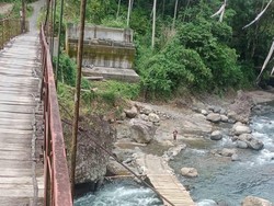 Perjuangan Warga Tinggal di Desa Jalan Neraka Cianjur