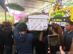 Jenazah Mbak Pon Istri Wiji Thukul Dimakamkan di TPU Purwoloyo Solo