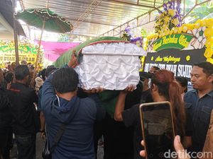 Jenazah Mbak Pon Istri Wiji Thukul Dimakamkan di TPU Purwoloyo Solo Jenazah Mbak Pon Istri Wiji Thukul Dimakamkan di TPU Purwoloyo Solo