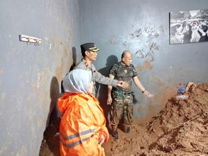 Longsor Timpa Rumah di Banyumanik Semarang, 1 Penghuni Tewas Longsor Timpa Rumah di Banyumanik Semarang, 1 Penghuni Tewas