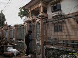 Bu Eny Rumah Mewah Terbengkalai Sering Bawa Tas Hitam, Apa Isinya?