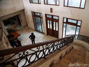 Foto Rumah Ibu Eny dan Tiko yang Viral, Mewah Tapi Terbengkalai Tanpa Listrik Foto Rumah Ibu Eny dan Tiko yang Viral, Mewah Tapi Terbengkalai Tanpa Listrik