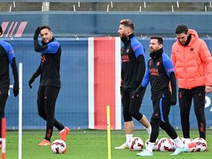 Viral Tatapan Sinis Adik Mbappe saat Sambut Messi di PSG