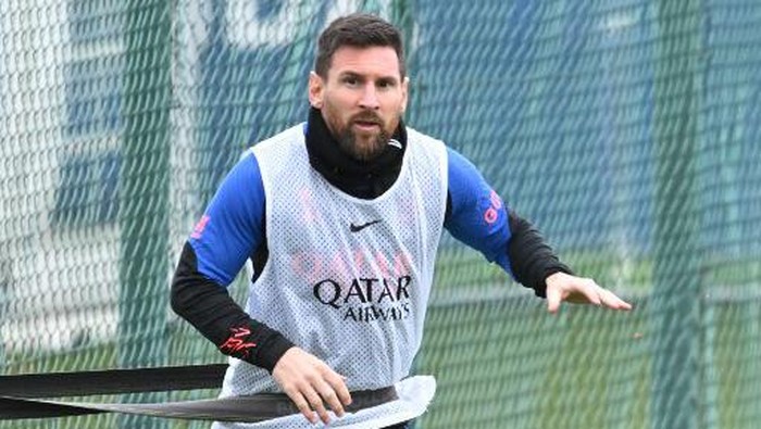 Paris Saint-Germains Argentine forward Lionel Messi takes part in a training session at the clubs 