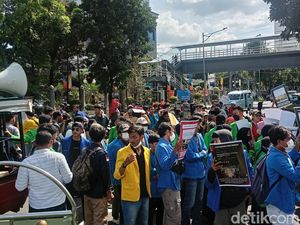 Mahasiswa Demo di Depan Kantor OJK, Tuntut 6 Hal Ini
