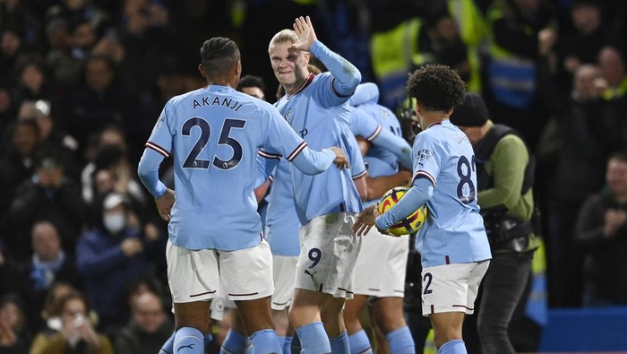 Soccer Football - Premier League - Chelsea v Manchester City - Stamford Bridge, London, Britain - January 5, 2023 Manchester Citys Erling Braut Haaland, Rico Lewis and Manuel Akanji celebrate their first goal scored by Riyad Mahrez REUTERS/Tony Obrien EDITORIAL USE ONLY. No use with unauthorized audio, video, data, fixture lists, club/league logos or live services. Online in-match use limited to 75 images, no video emulation. No use in betting, games or single club /league/player publications.  Please contact your account representative for further details.